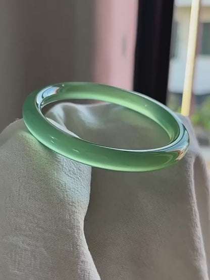 Icy Oil-Green Jadeite Bracelets，Nature's Captivating Elegance.