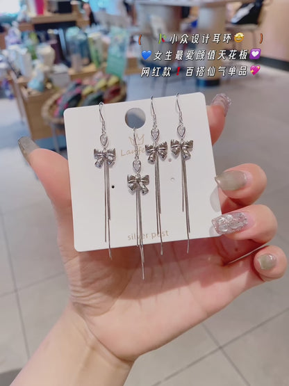 Boucles d'oreilles en argent sterling faites à la main avec nœud et pompon – Élégantes, délicates et uniques